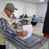 Dans la région de Donetsk, des électeurs ont déposé des bulletins de vote ornés de l'aigle russe bicéphale.